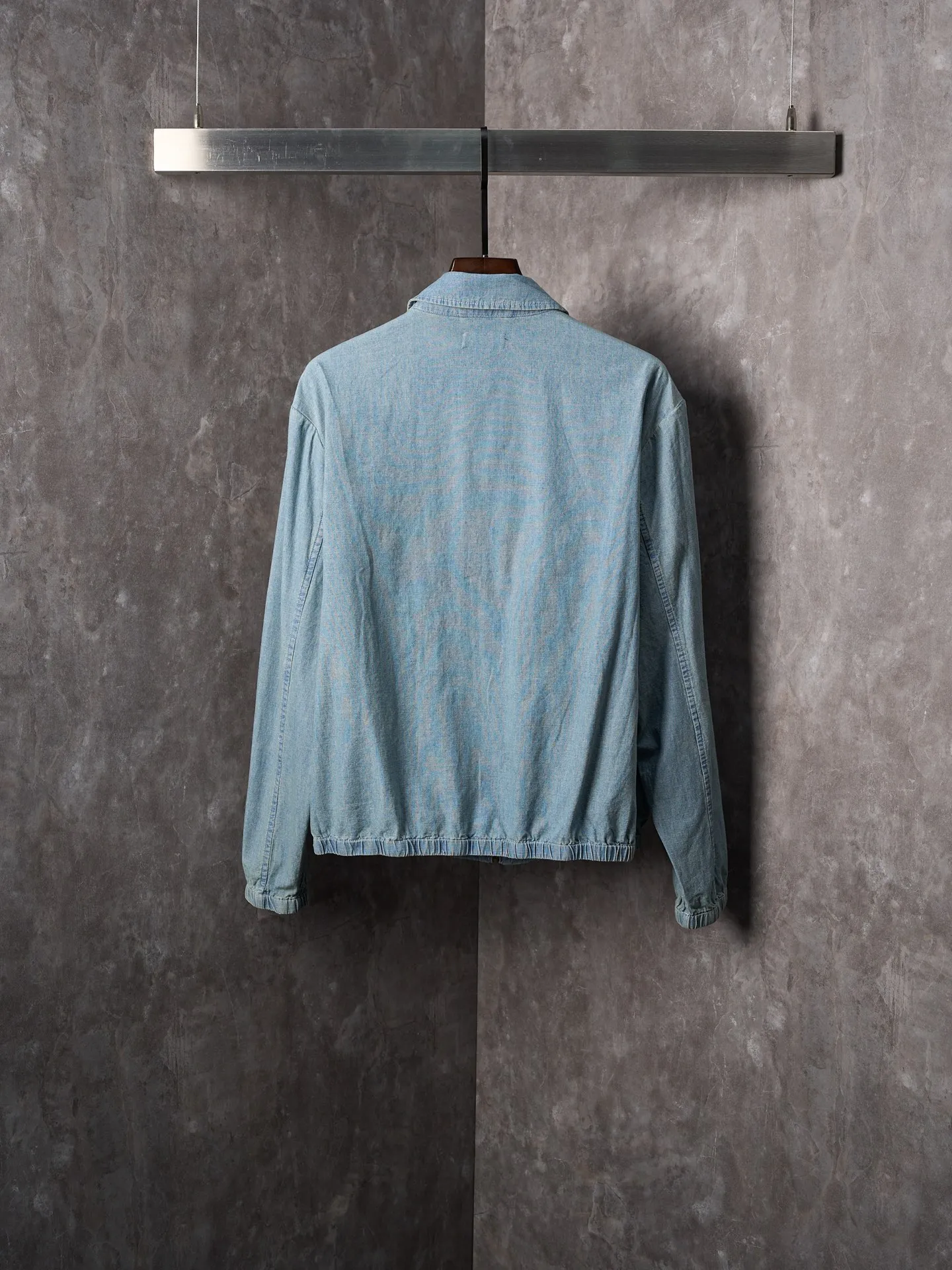 P480 Actual auction] Ralph Lauren/Ralph Lauren colorful pony logo embroidered denim lapel jacket [Ready stock] S M L XL custom-dyed cloud-like plain cotton denim soft and silky, comfortable and close to the skin, matte indigo, a denim poem dyed with time. The exquisite colorful pony logo on the left chest jumps into indigo, fully recognizable, with an atmosphere of freedom and vitality, pure and smart color symphony, neatly folded collar The details that caught the attention at a glance Reconstructed the classics with neat styles Even walking with a designed sense of calmness Using imported machine embroidery technology Using advanced computer control systems and precision mechanical components to achieve colorful pony embroidery operations with high precision and smooth and delicate lines Template machine bag opening The preset template guides the position, shape and size of the bag opening The accuracy ensures the quality of the bag opening effect The hem is made in one go using a three-needle waist-drawing machine Utilizing the machine's special needle position and feeding mechanism The elastic band and the fabric are sewn together in the same process. The three-needle design is stronger and can evenly distribute pressure to ensure that the elastic band and the fabric are closely adhered. The washing and frying process is used. The special desizing agent is preferred. Then the fabric is soaked in it and evenly sized. After desizing, it is finally rinsed. The workmanship is extremely complex. The loss is high and the fit is suitable.